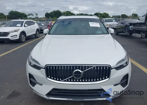 2023 Volvo Xc60 B5 Ultimate Bright Theme z USA, uszkodzony, nr VIN YV4L12DF7P1301418